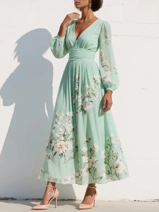 Jasnozielona sukienka midi z dekoltem w serek z szyfonu w kwiaty